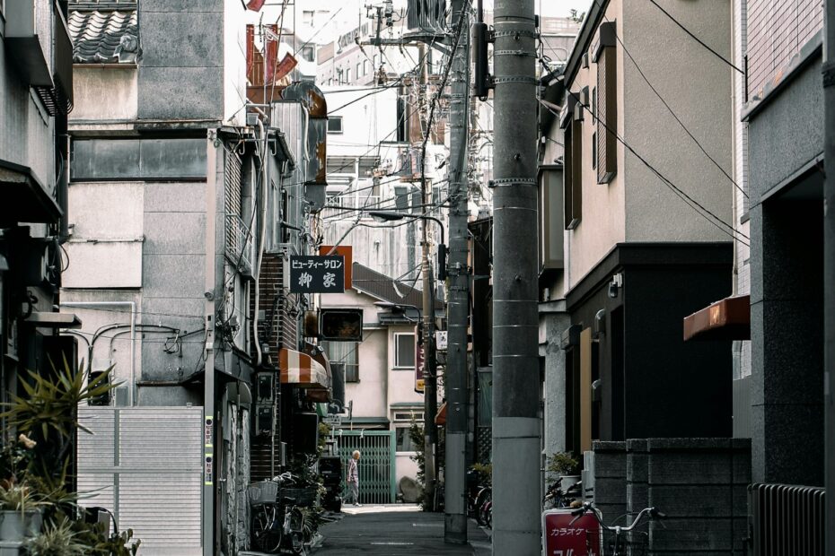 狭い路地に面した再建築不可物件のイメージ写真
