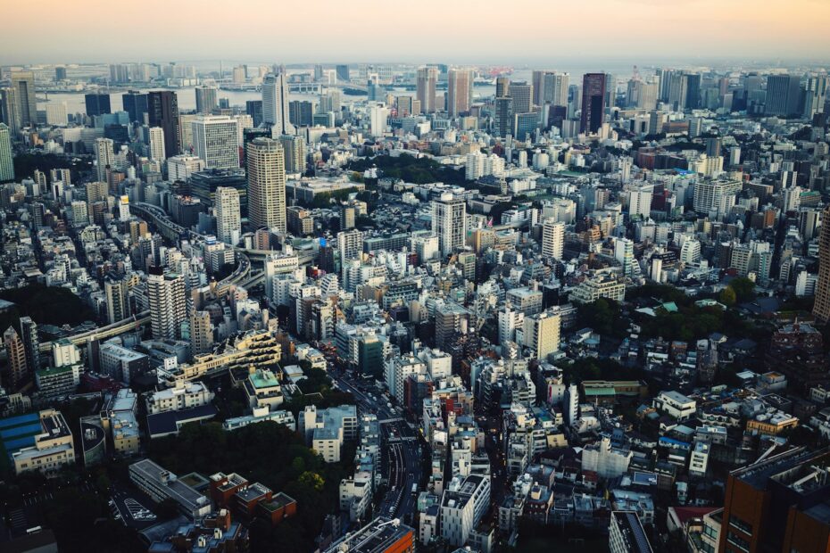 東京の高層ビル群とオークション方式売却のイメージ写真