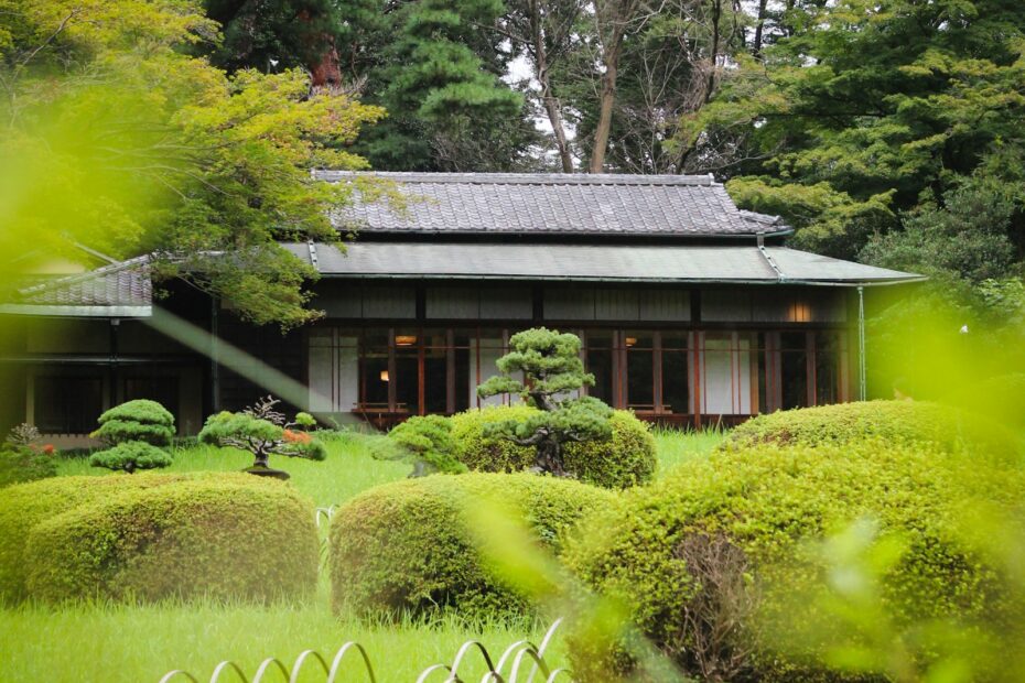 庭がきれいに整えられた日本家屋のイメージ写真