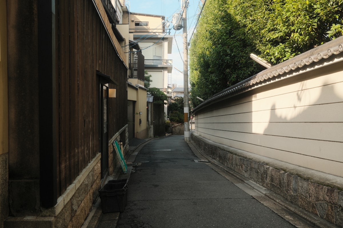 狭い路地に挟まれた住宅
