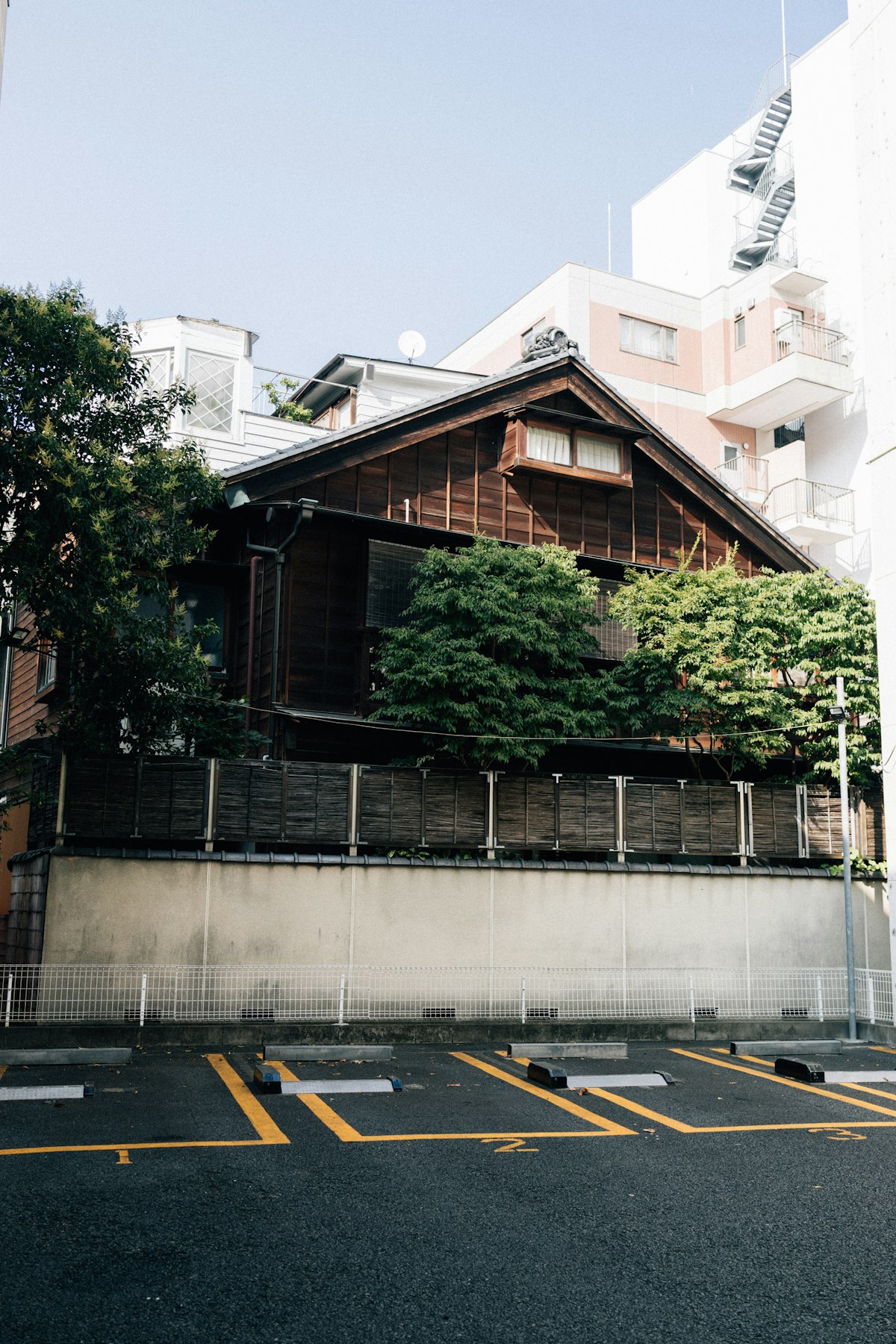 近代化された街に残る古い木造家屋