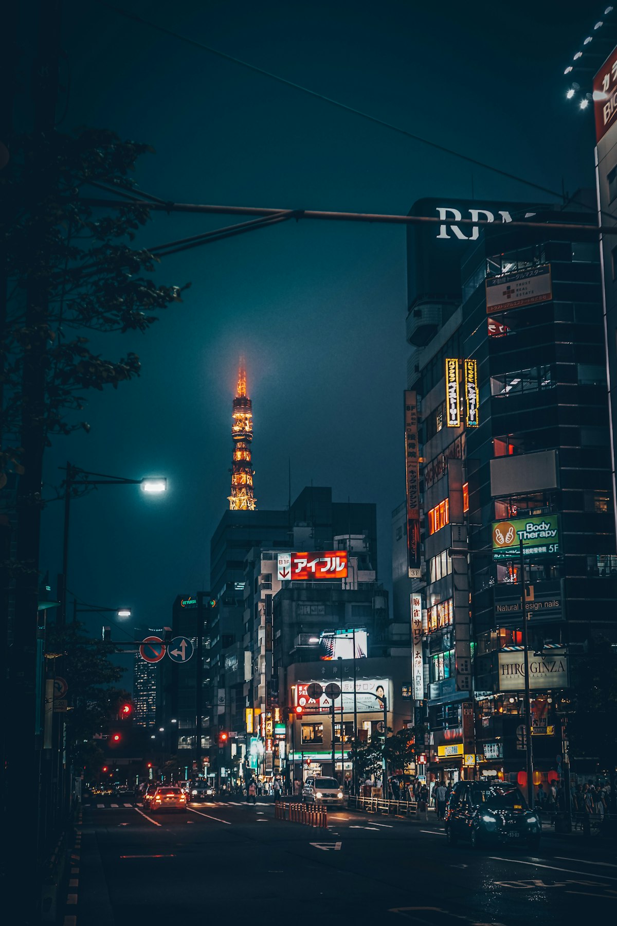 東京の高層ビル群の夜景